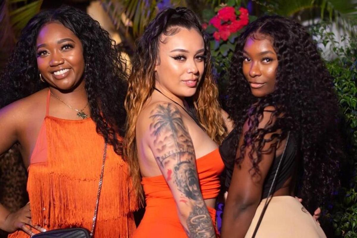 tres dones posen per a una foto en una festa