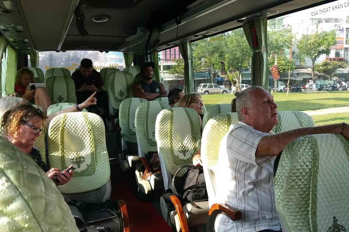 sekumpulan orang duduk di atas bas