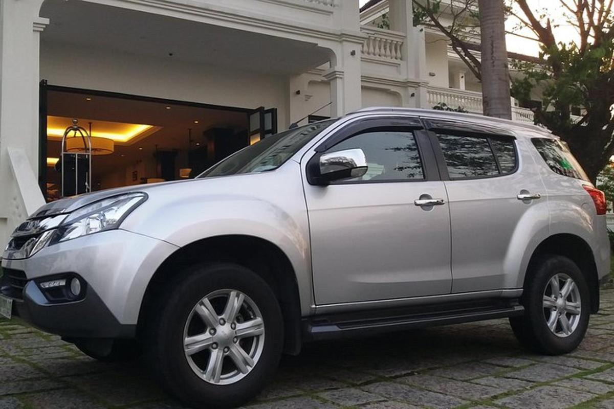 srebrni SUV parkiran ispred kuće