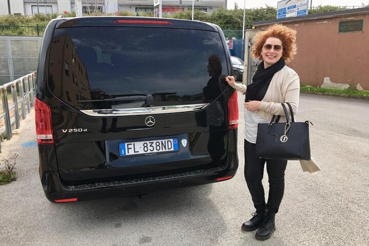 o femeie care stă în portbagajul deschis al unei mașini