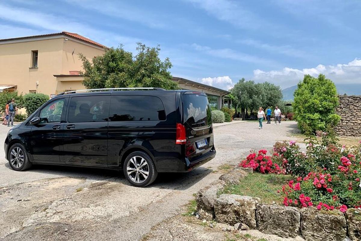 une camionnette noire garée sur un parking