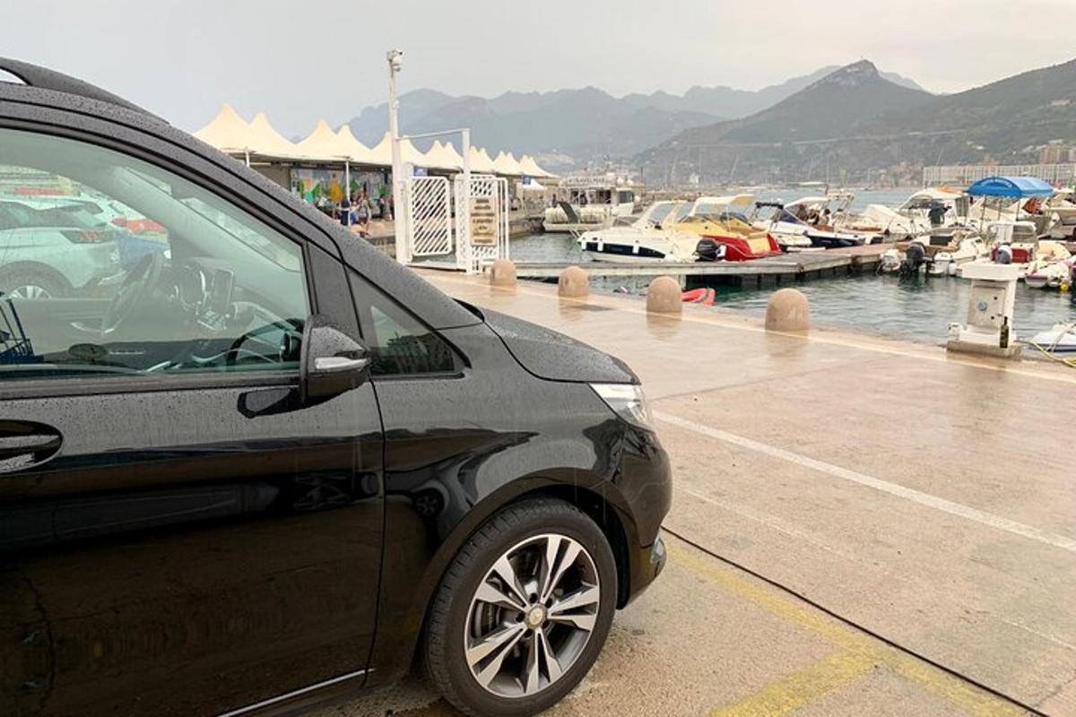 o mașină parcată lângă un port cu bărci