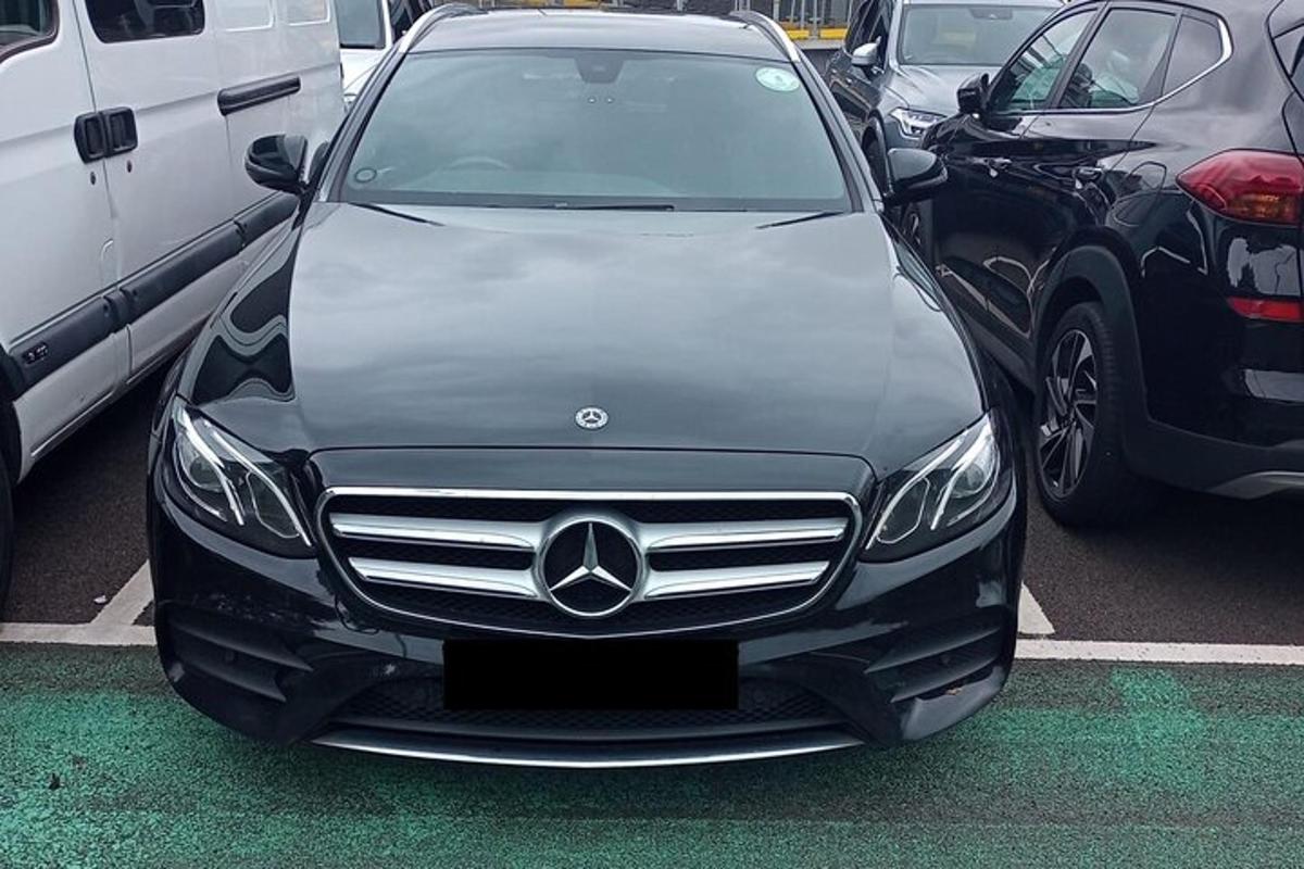автомобіль Mercedes Benz, припаркований на парковці