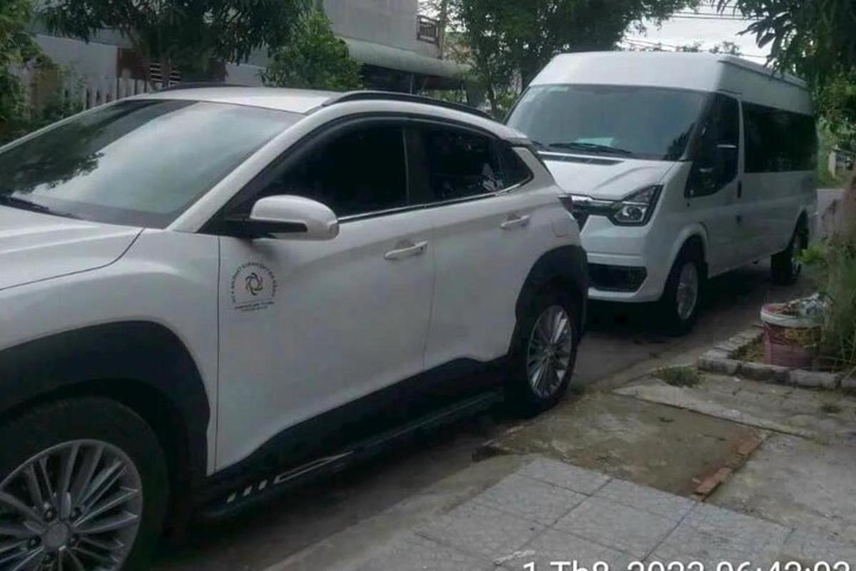bílé SUV a bílá dodávka zaparkované vedle sebe