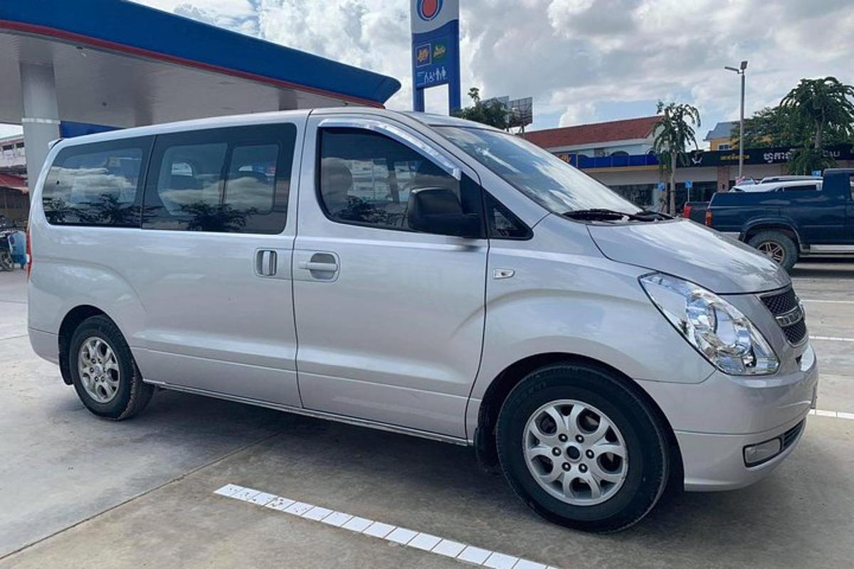 Una camioneta blanca estacionada frente a una gasolinera