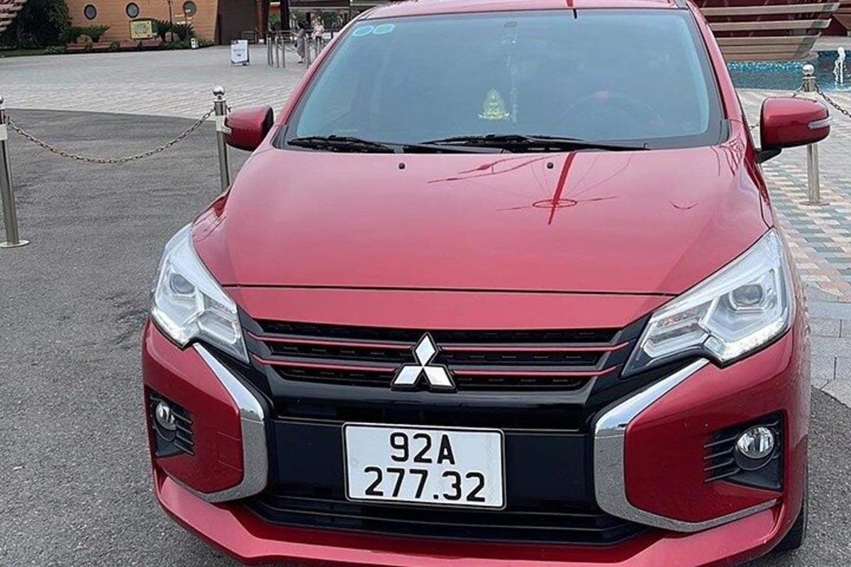 červené auto zaparkované na parkovisku