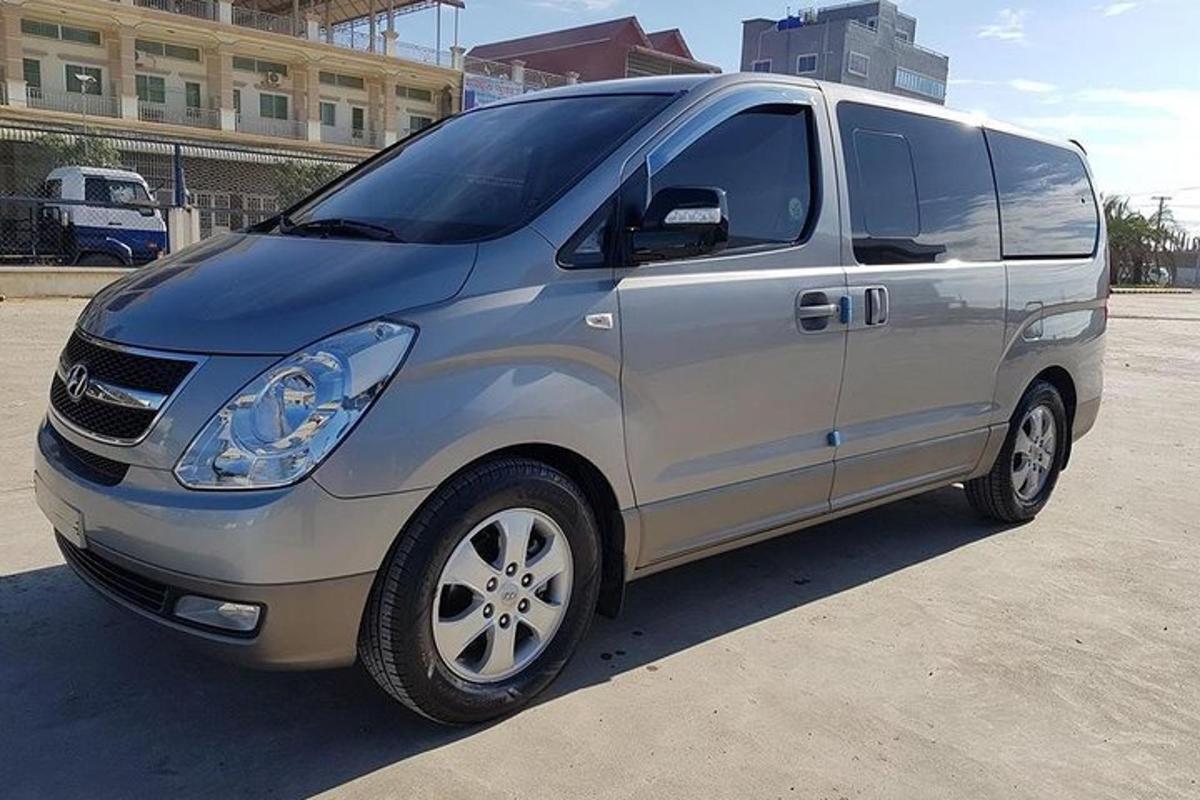 Una camioneta plateada estacionada en un estacionamiento