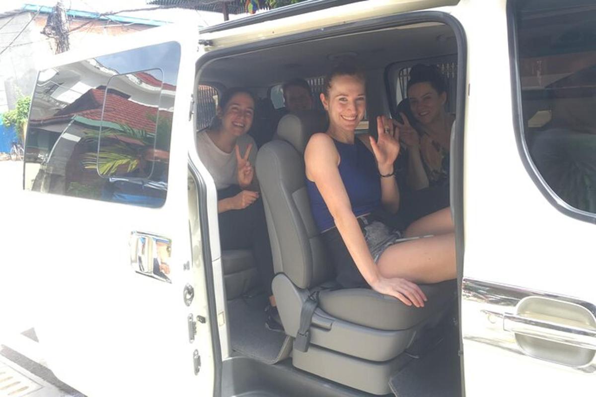 Un grupo de personas sentadas en la parte trasera de una camioneta