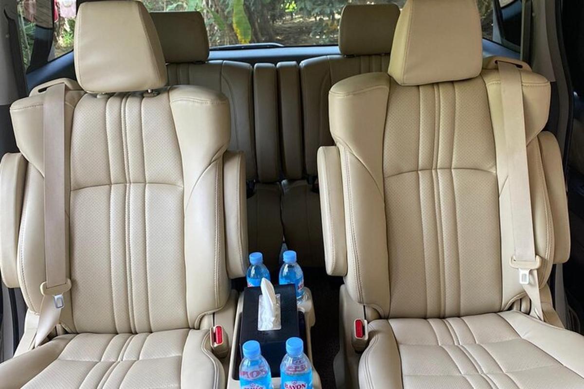 Dos botellas de agua en los asientos traseros de un coche.