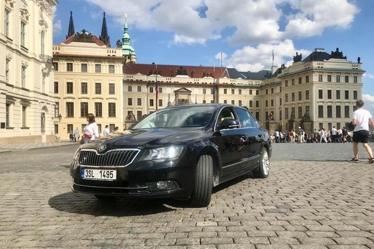 musta auto pysäköitynä rakennuksen eteen