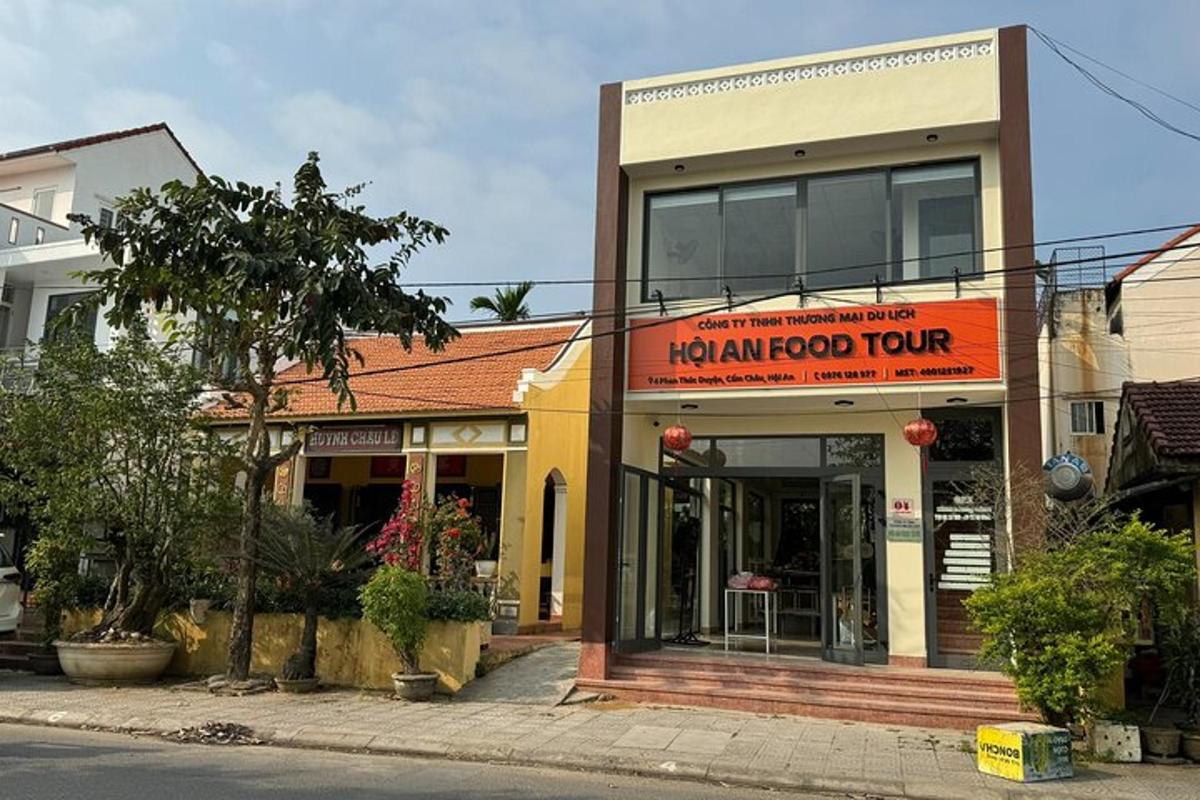 bygging með skilti sem segir karma food tour