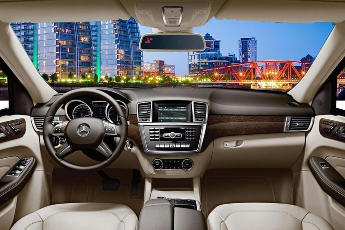 dasbor mobil acedes benz dengan pemandangan kota