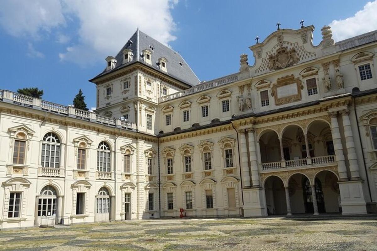 velká budova s hodinovou věží na vrcholu