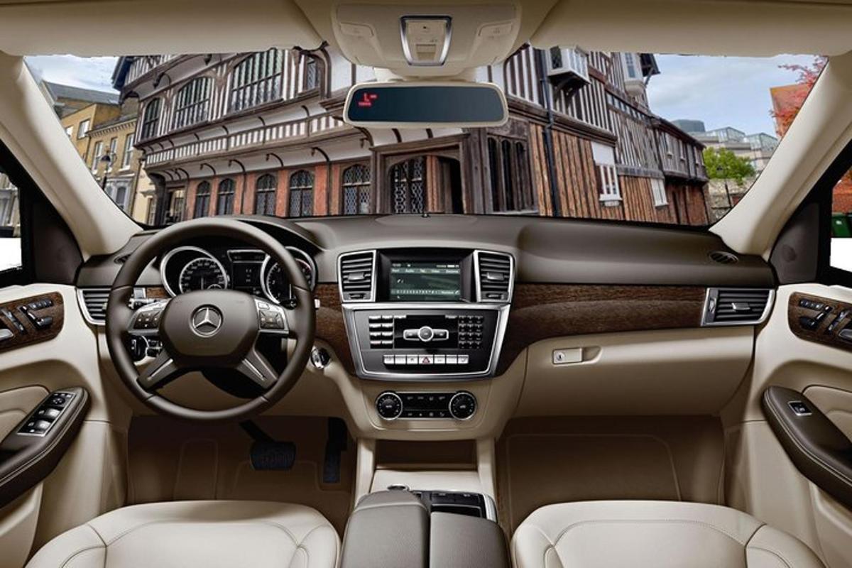 una vista dell'abitacolo di un'auto Acedes Benz