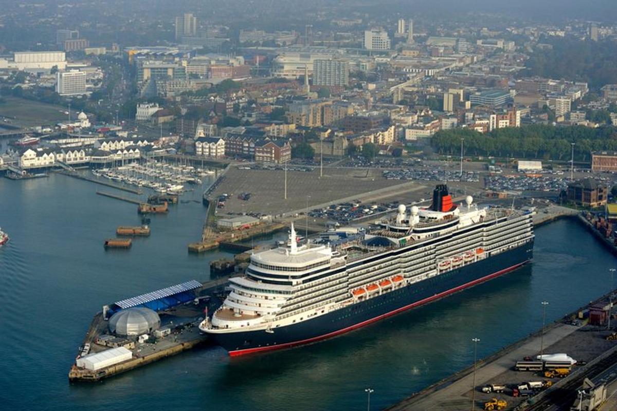una nave da crociera è attraccata in un porto