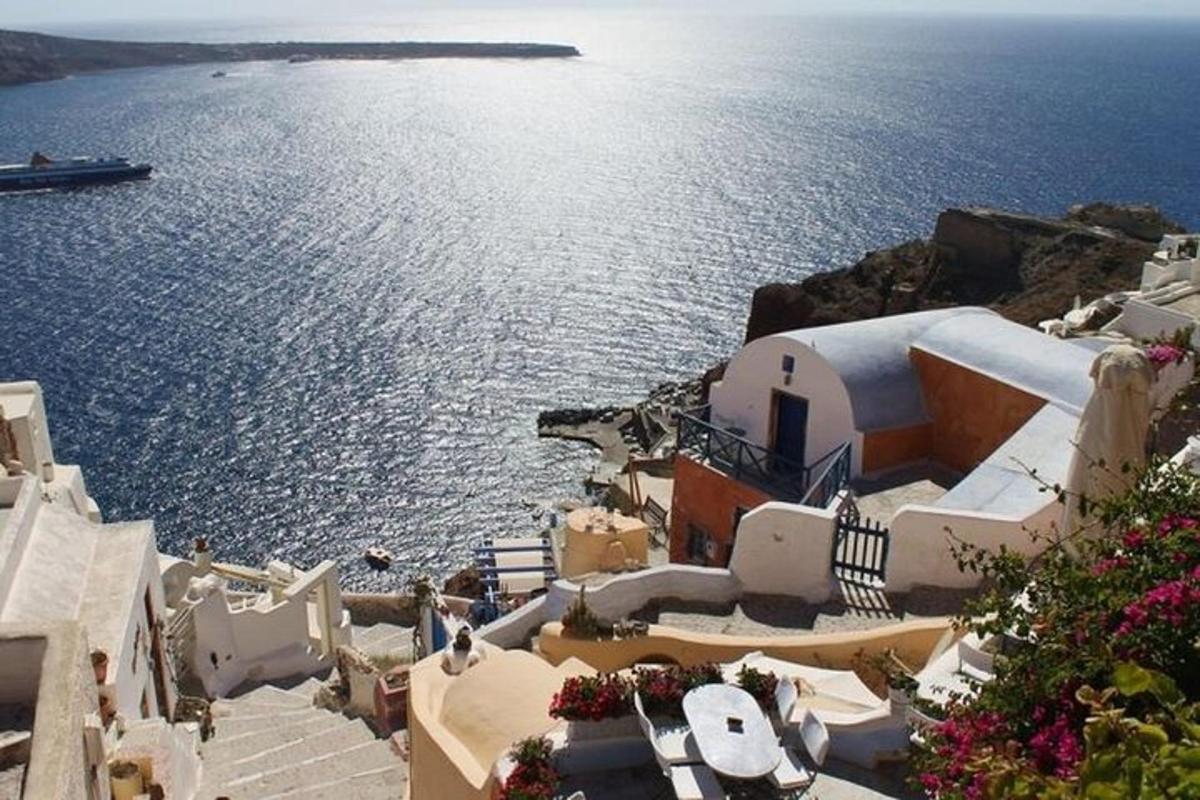 una vista dell'oceano dalla cima di un edificio