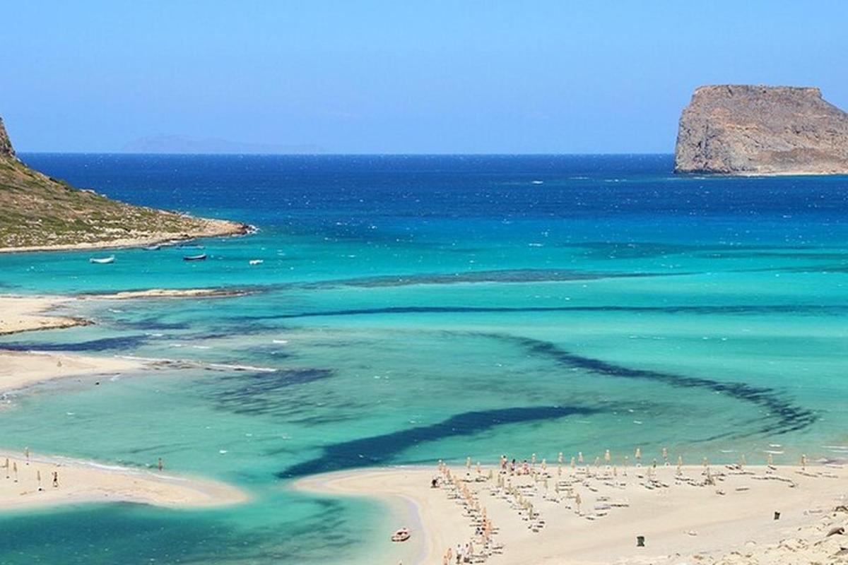 uma praia com um monte de gente na água
