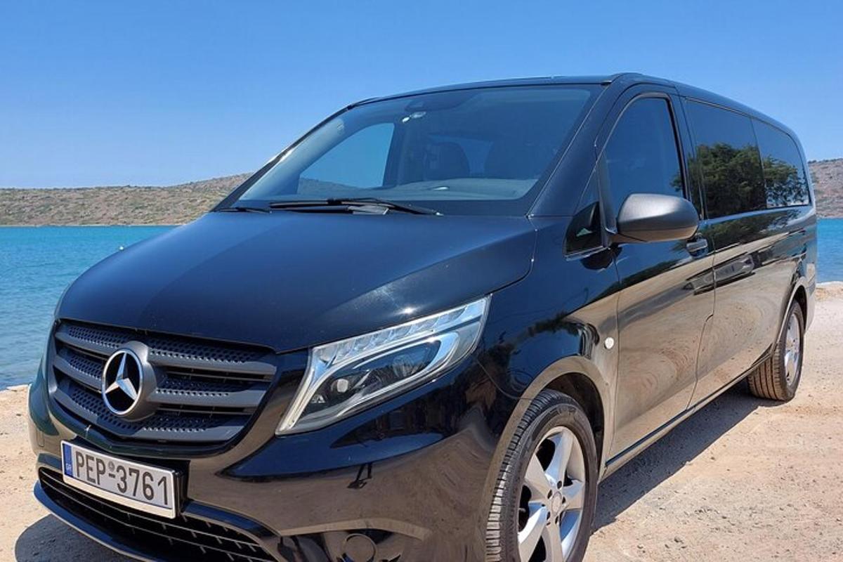 moder mercedes benz SUV parkiran na plaži