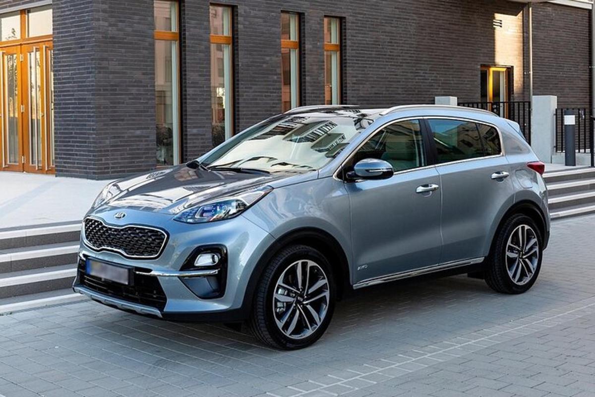 一辆银色的智能汽车停在街上