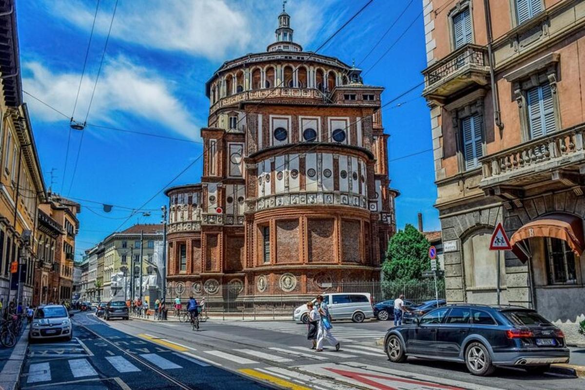 висока зграда у прометној градској улици са аутомобилима