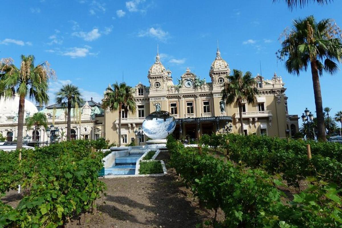 Un gran edificio con un gran jarrón delante.