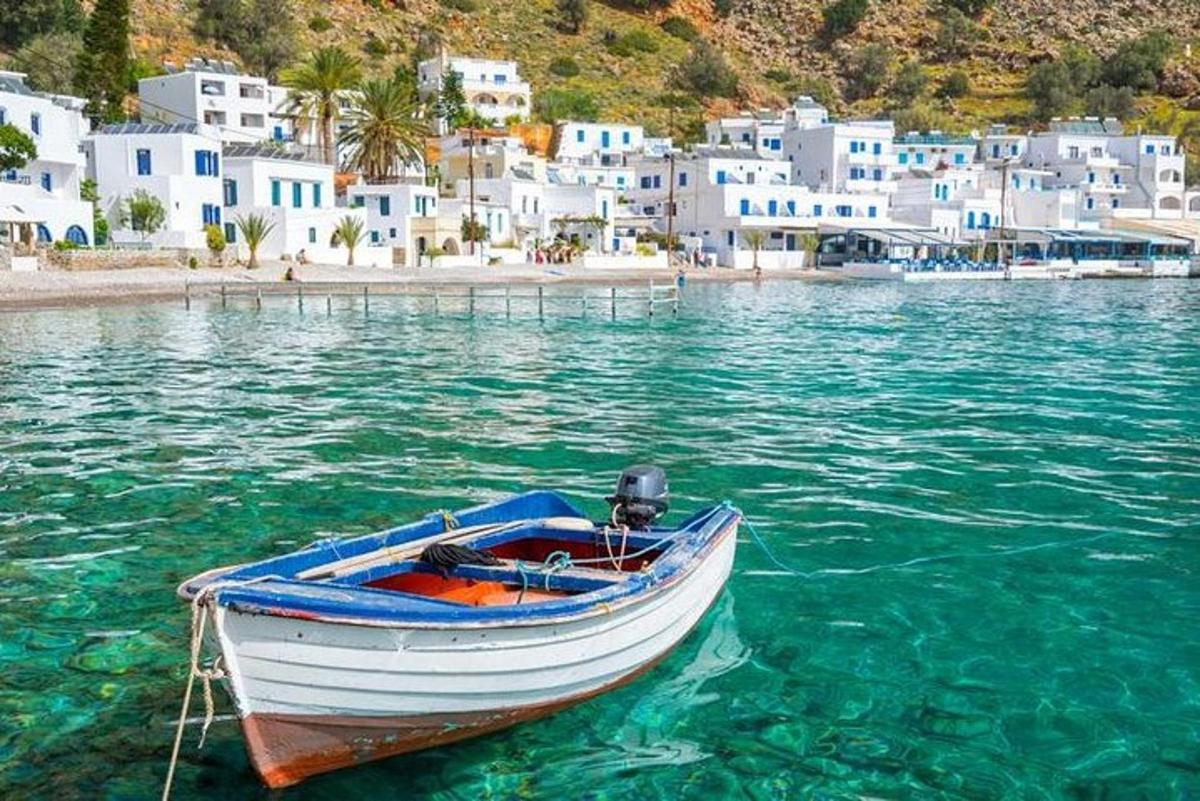 um barco parado na água ao lado de uma praia
