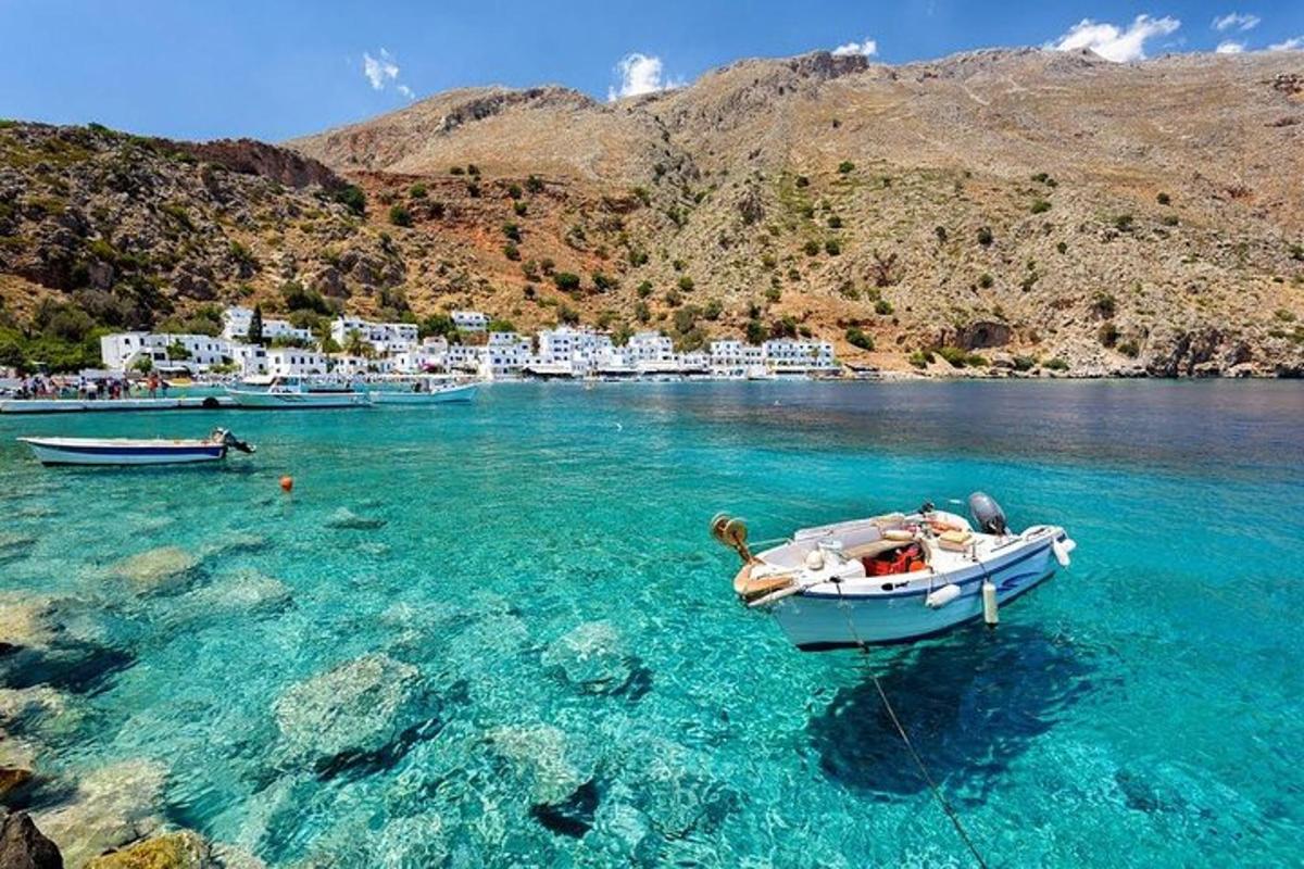 skupina čolnov v vodi ob plaži