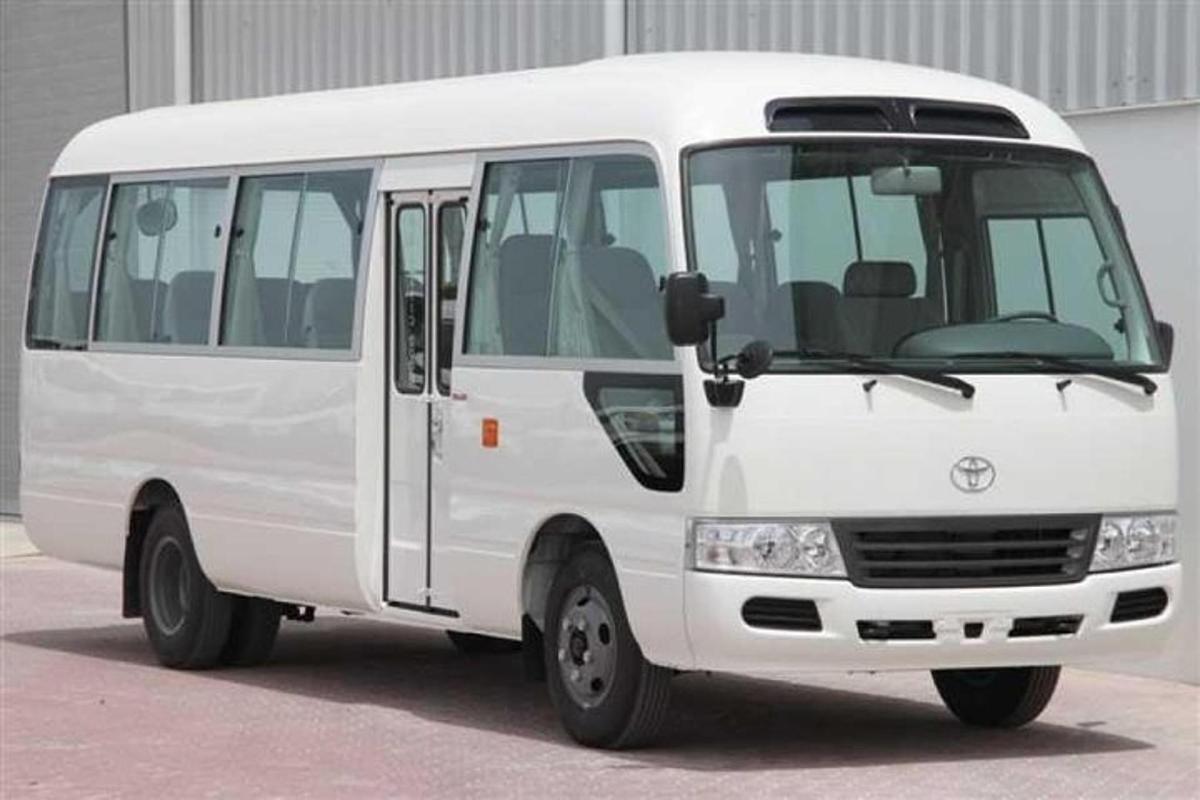 sebuah mobil van putih diparkir di tempat parkir