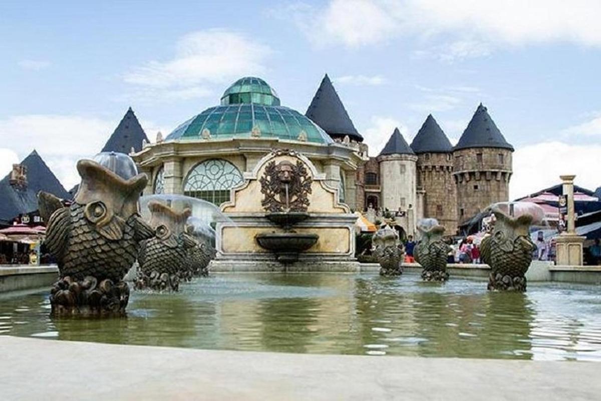 una fuente de agua frente a un castillo