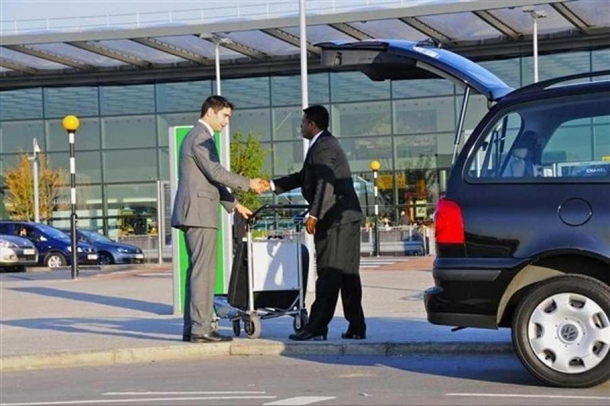 dua pria berjabat tangan di depan mobil