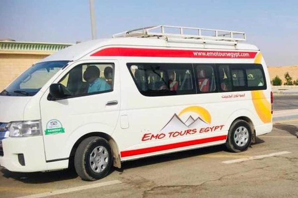 sebuah mobil van putih diparkir di tempat parkir