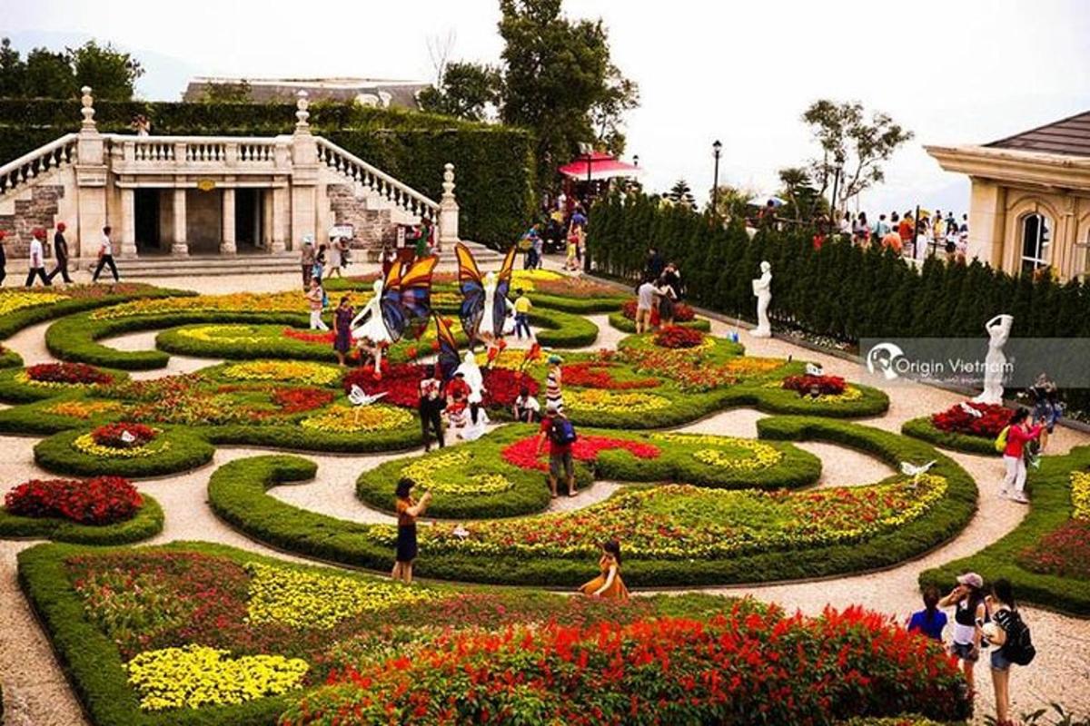 gente paseando por un jardín en un parque