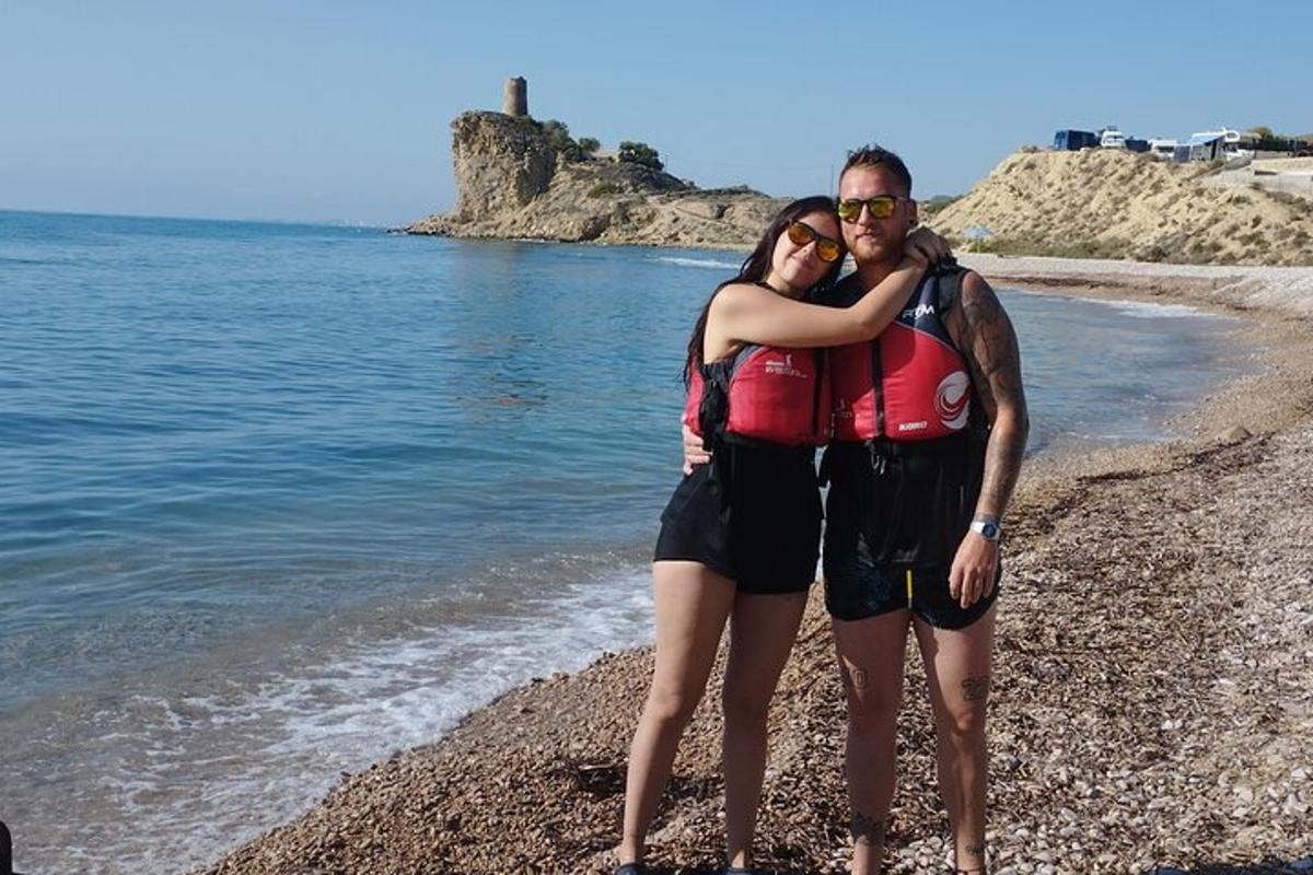 moški in ženska, ki stojita na plaži