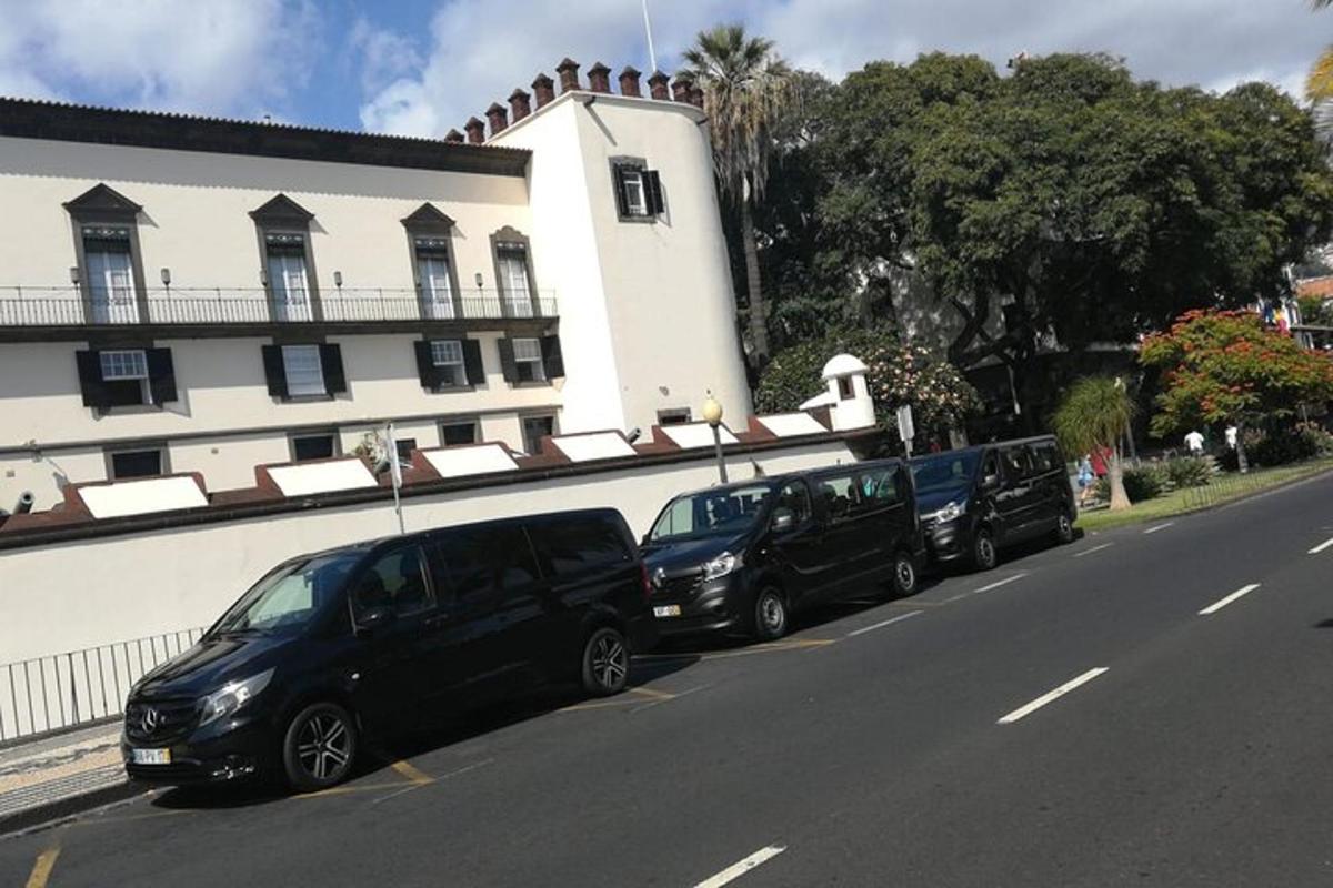 一排汽车停在一栋建筑物前