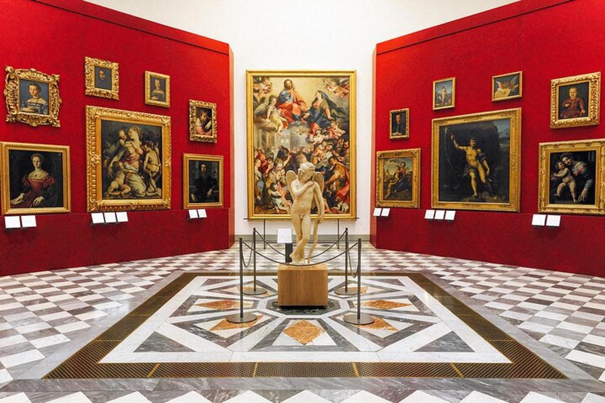 muzeum se sochou v místnosti s obrazy