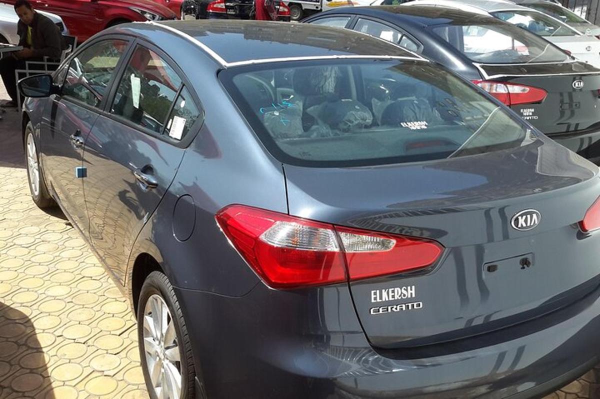 modré auto zaparkované na parkovišti