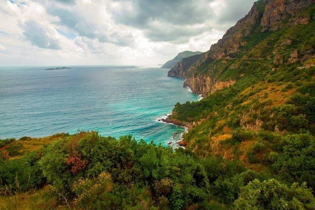 una vista dell'oceano da una montagna