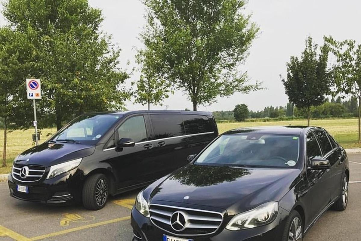 два аутомобила паркирана један поред другог на паркингу