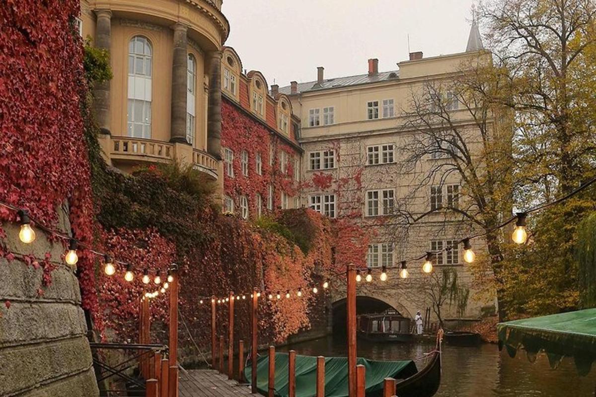 un canal cu o gondolă în fața unei clădiri