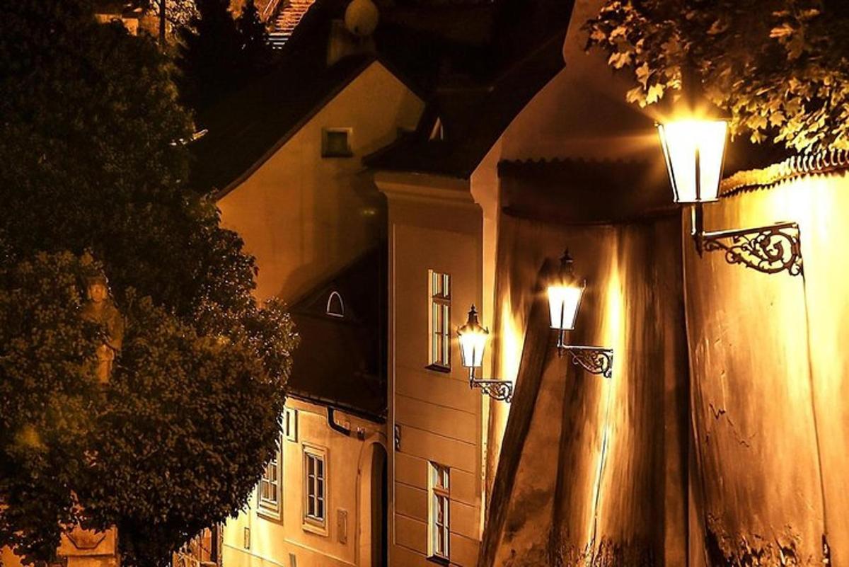 ein paar Lichter an der Seite eines Gebäudes in der Nacht