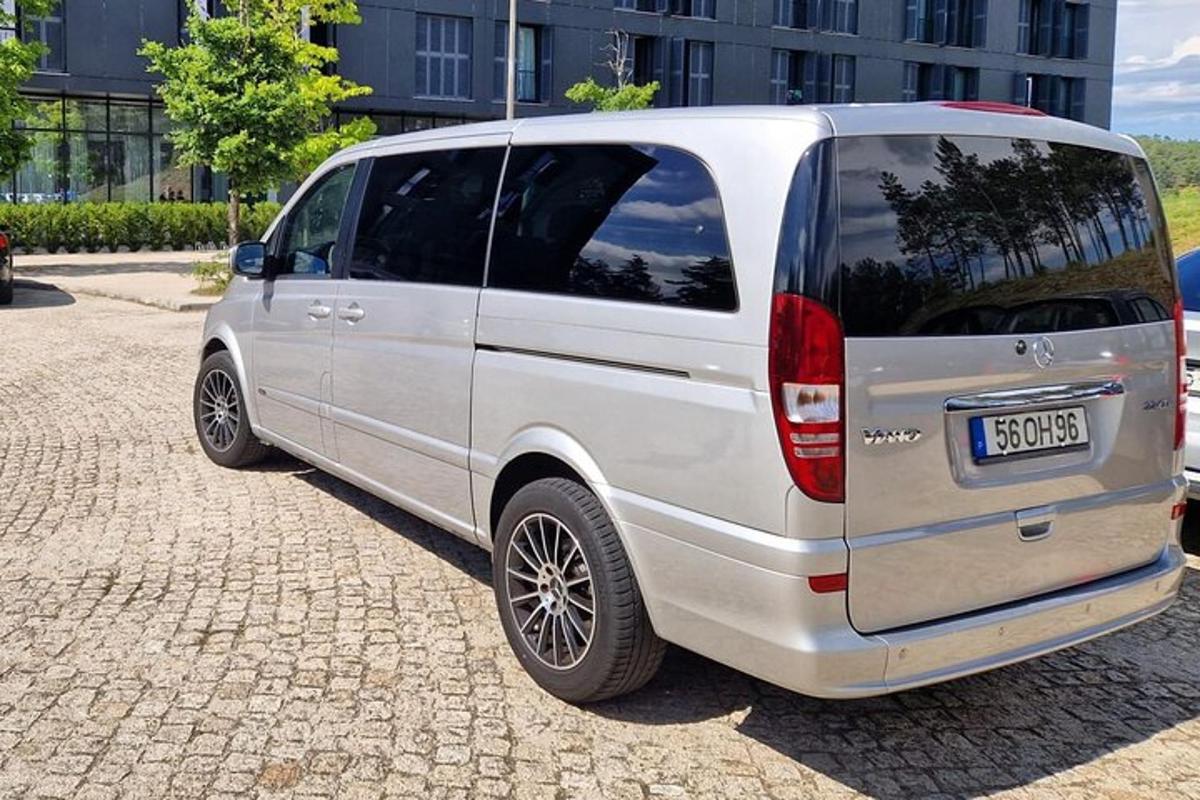 bílá dodávka zaparkovaná na cihlové silnici