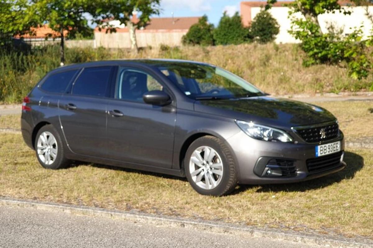 šedý minivan zaparkovaný na kraji silnice