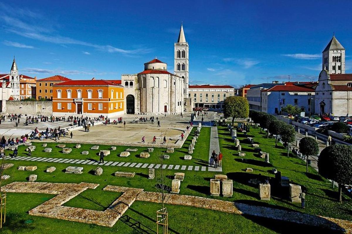 un gruppo di persone che camminano intorno a un cimitero in una città