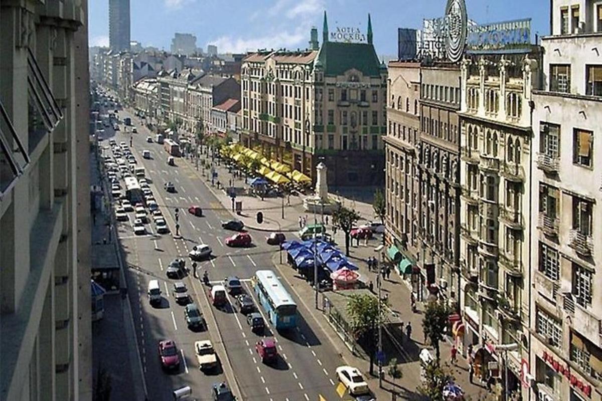 una vista di una strada cittadina trafficata con auto