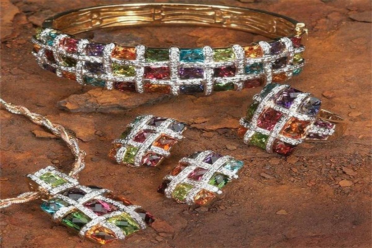 náramok s diamantmi a drahokamami na retiazke