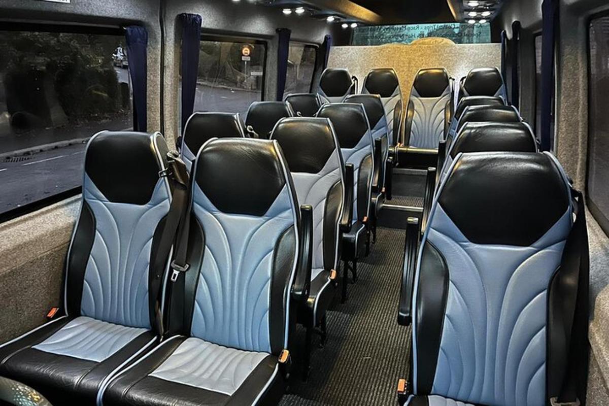řada prázdných sedadel v autobuse