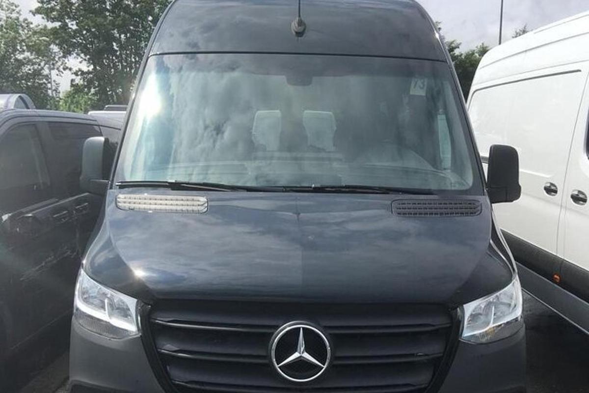 en Mercedes varebil parkert på en parkeringsplass