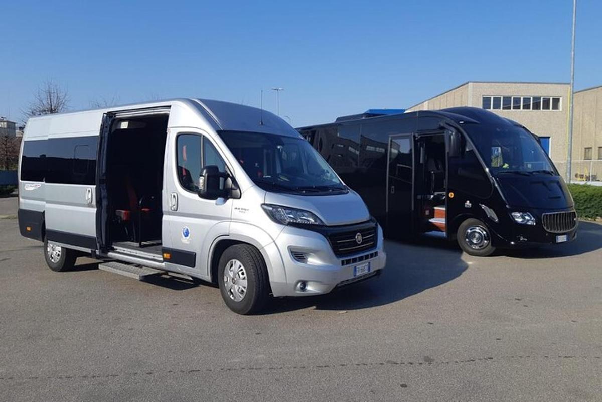 to lastebiler parkert ved siden av hverandre på en parkeringsplass