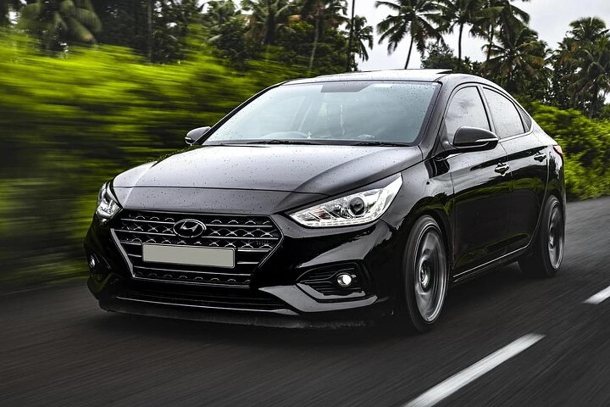 sebuah kereta hitam sedang memandu di jalan raya