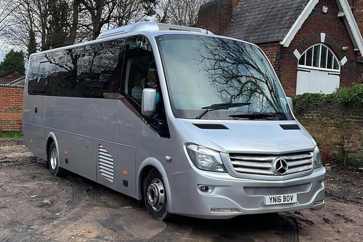 maja ees pargitud hõbedane buss